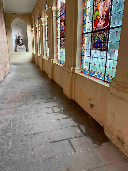 galerie cimetière avec problèmes de structure et infiltrations